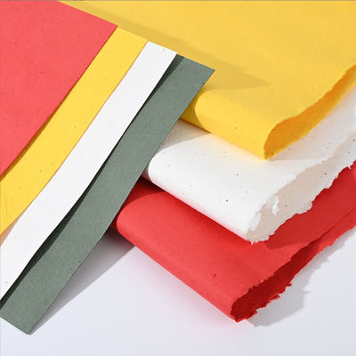 Farbenfrohe Pflanzenpapier mit eingebetteten Samen für Unternehmen